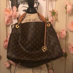 ⭐️⭐️AUTHENTIC⭐️⭐️ Louis Vuitton ARTSY!!